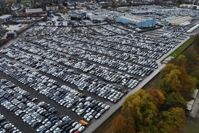 автомобілі на стоянці в Німеччині, Bild