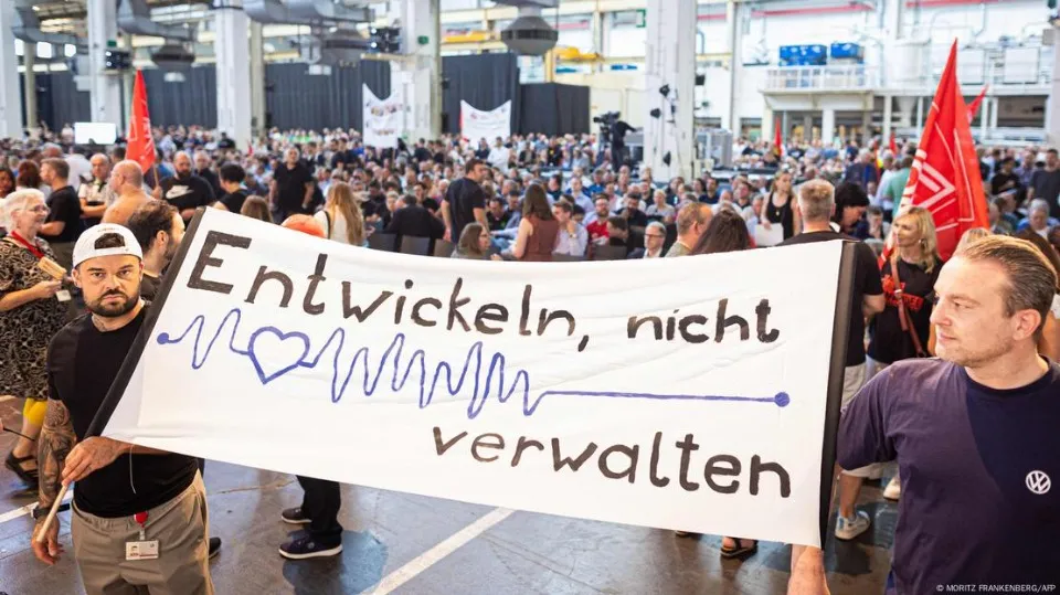 Працівники заводу VW у Вольфсбургу, які вийшли на акцію протесту, MORITZ FRANKENBERG/AFP