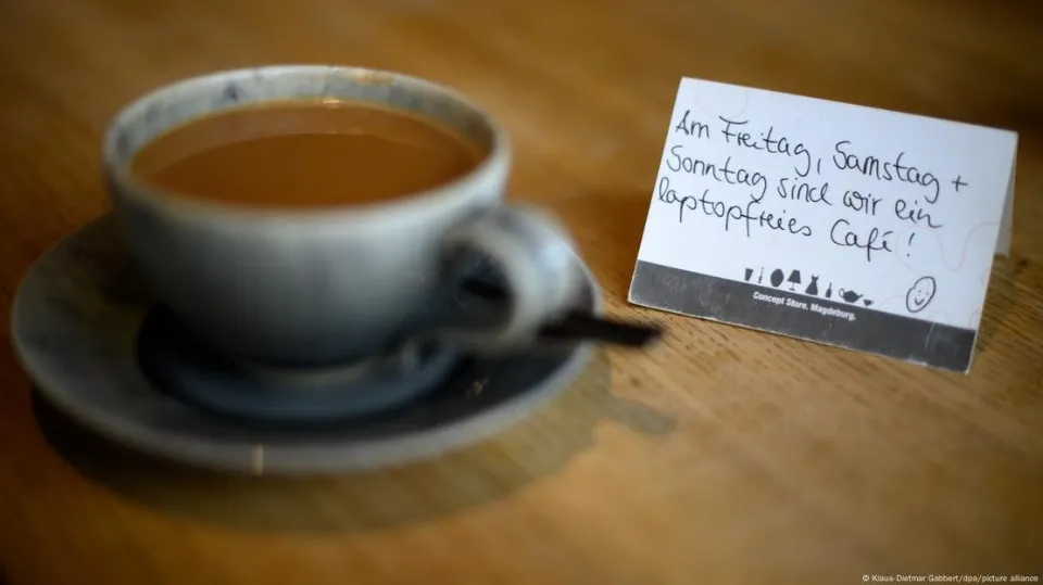 По п'ятницях, суботах і неділях ми - вільне від ноутбуків кафе - записка для відвідувачів у кафе К