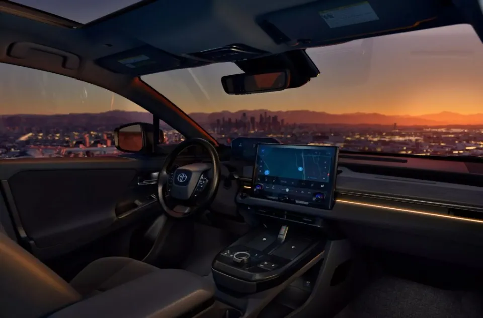 салон Toyota CH-R