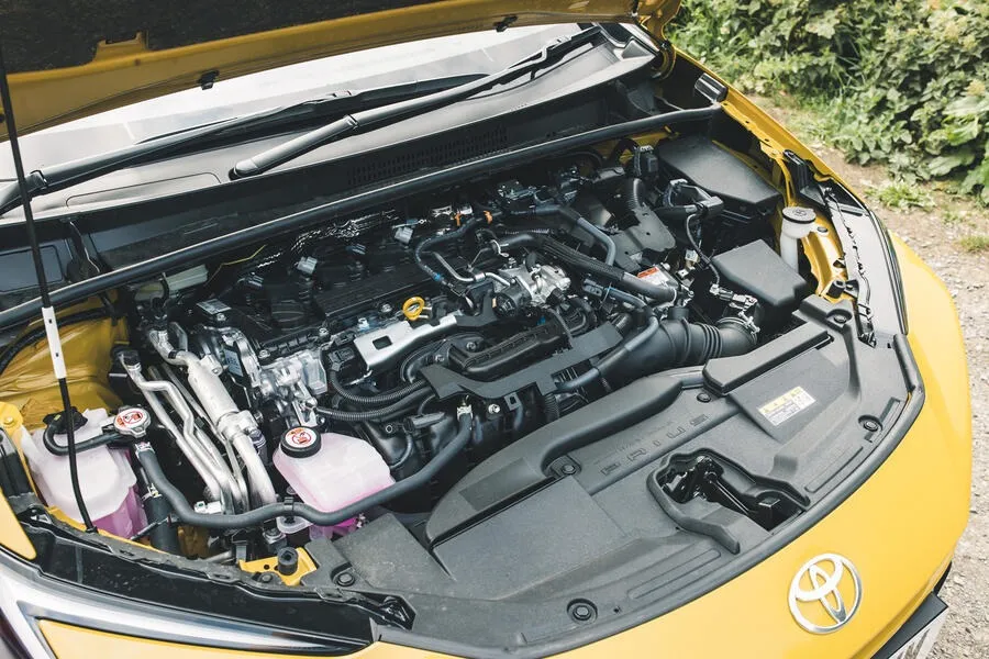 нова Toyota Prius під капотом