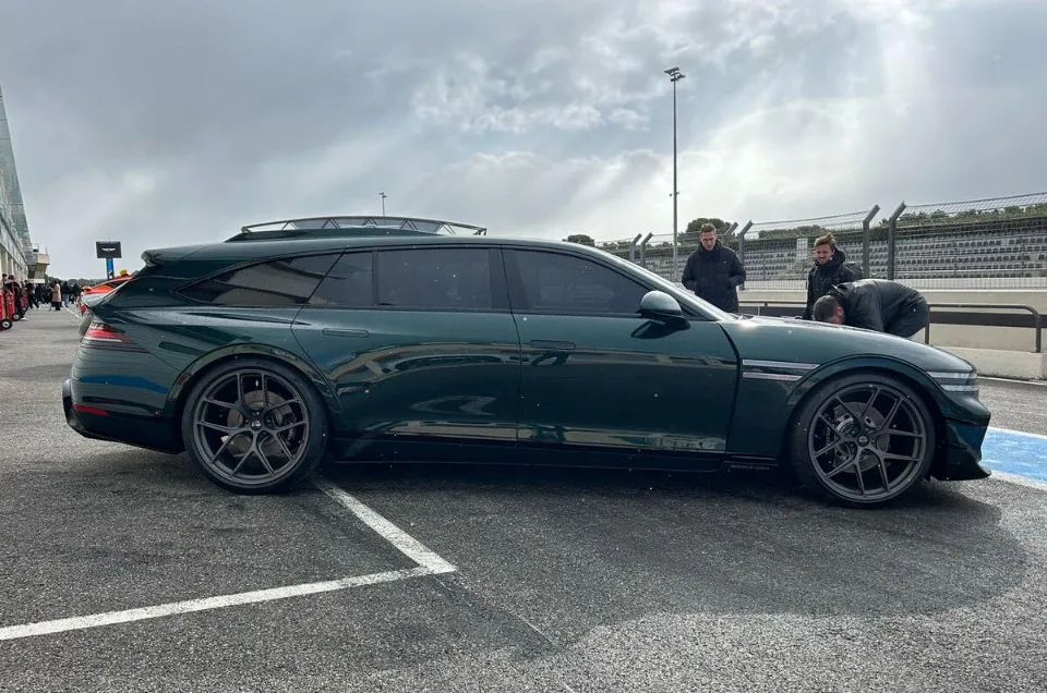 Genesis G90 Wingback