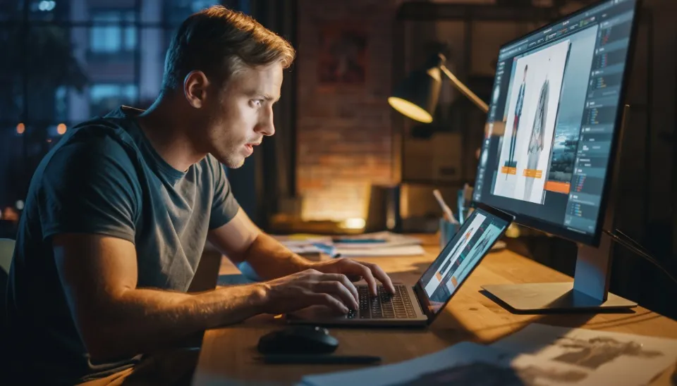 хлопець працює в програмі Adobe Photoshop