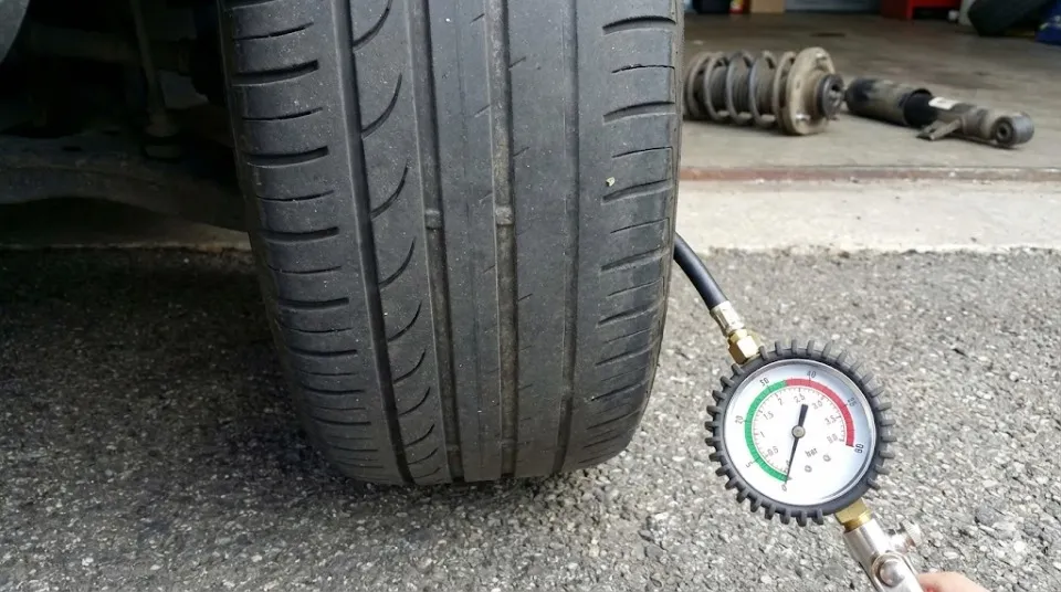 тиск в шинах